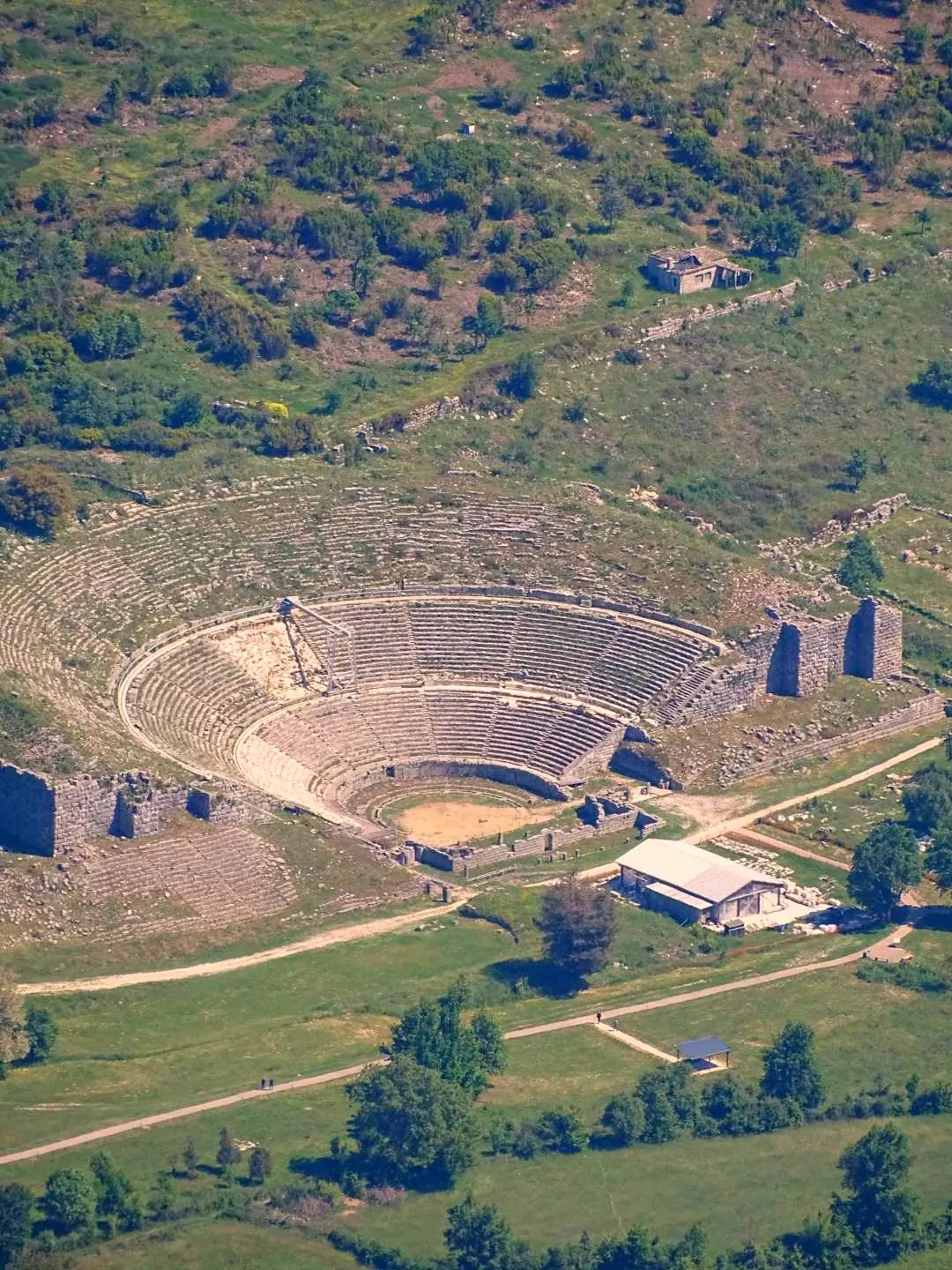 Αρχαίο Θέατρο Δωδώνης στην Ήπειρο από ψηλά